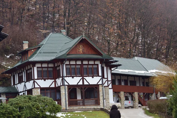 Przełożona Klasztorze Prislop Zbudowana Tradycyjnym Stylu Kamienia Drewna Pokryta Zielonymi — Zdjęcie stockowe