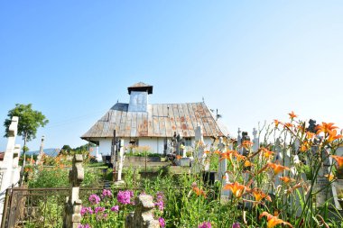 Novaci-Foreign 'dan gelen ahşap kilise 1803 yılında Coman Clueriu tarafından inşa edilen ve 1854' te yakılan ahşap bir temel üzerine inşa edilmiş.
