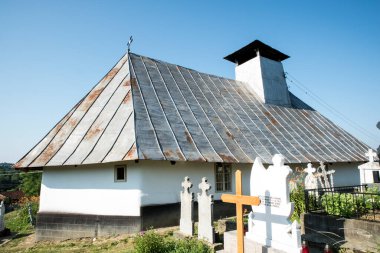 Novaci-Foreign 'dan gelen ahşap kilise 1803 yılında Coman Clueriu tarafından inşa edilen ve 1854' te yakılan ahşap bir temel üzerine inşa edilmiş.