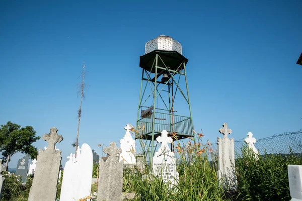 Klokketårnet Den Udenlandske Novaci Trækirke Med Klokken Installeret Metal Stilladser - Stock-foto