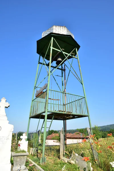 Zvonice Cizím Dřevěném Kostele Novaci Zvonkem Umístěným Kovovém Lešení Pokrytým — Stock fotografie