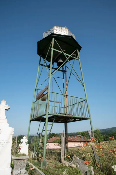 Zvonice Cizím Dřevěném Kostele Novaci Zvonkem Umístěným Kovovém Lešení Pokrytým — Stock fotografie