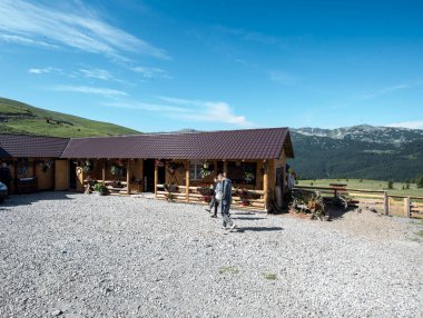 Sheepfold tefanu Kral 'ın Yolu' nda, Tefanu Tepesi 'nin 51. kilometresinde, Obria Lotrului yakınlarında koyun yahnisi, çoban sosisi ve bulz yiyebileceğiniz bir yerde bulunur.. 