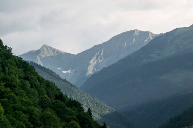 Fagaras Dağları, Güney Karpatlar 'ın bir parçası olan ve Romanya' nın en yüksek dağ zirvesi olan 2544 metre irtifaya sahip dağlık bir kitleyi temsil etmektedir.