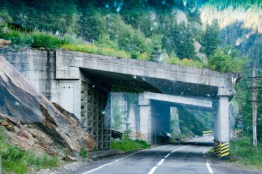 Transfgran, Romanya 'nın Muntenia' yı Transilvanya 'ya bağlayan ve Romanya' nın en yüksek sınırı olan 5 tünel, 27 viyadük ve Balea Gölü yakınlarındaki tünele ulaşan 830 köprüyü geçen 151 km 'lik ulusal bir karayolu. 