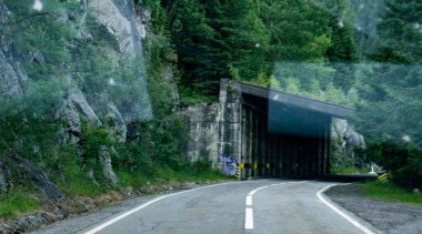 Transfgran, Romanya 'nın Muntenia' yı Transilvanya 'ya bağlayan ve Romanya' nın en yüksek sınırı olan 5 tünel, 27 viyadük ve Balea Gölü yakınlarındaki tünele ulaşan 830 köprüyü geçen 151 km 'lik ulusal bir karayolu. 