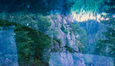 Fagaras Dağları, Güney Karpatlar 'ın bir parçası olan ve Romanya' nın en yüksek dağ zirvesi olan 2544 metre irtifaya sahip dağlık bir kitleyi temsil etmektedir.