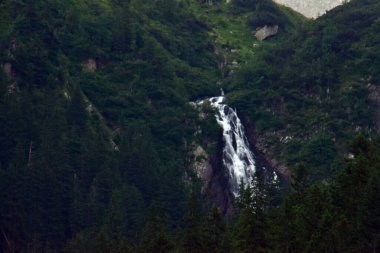 Balea Şelalesi (ayrıca Balea 'nın Çığlığı olarak da bilinir) 1200 metre yükseklikte Fagaras Dağları' nda yer almaktadır. Ülke, 60 'lık düşüşle Romanya' nın en büyük şelalesi konumunda bulunuyor. 