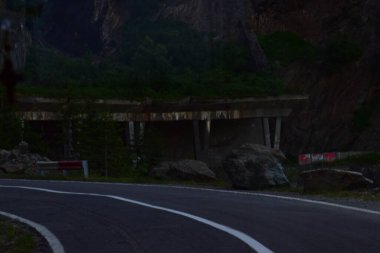 Transfgran, Romanya 'nın Muntenia' yı Transilvanya 'ya bağlayan ve Romanya' nın en yüksek sınırı olan 5 tünel, 27 viyadük ve Balea Gölü yakınlarındaki tünele ulaşan 830 köprüyü geçen 151 km 'lik ulusal bir karayolu. 