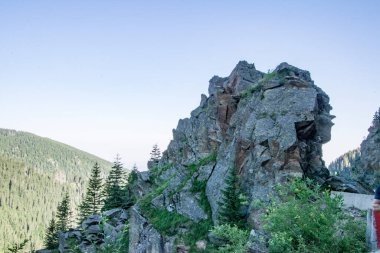 Fagaras Dağları, Güney Karpatlar 'ın bir parçası olan ve Romanya' nın en yüksek dağ zirvesi olan 2544 metre irtifaya sahip dağlık bir kitleyi temsil etmektedir.