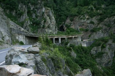 Transfgran, Romanya 'nın Muntenia' yı Transilvanya 'ya bağlayan ve Romanya' nın en yüksek sınırı olan 5 tünel, 27 viyadük ve Balea Gölü yakınlarındaki tünele ulaşan 830 köprüyü geçen 151 km 'lik ulusal bir karayolu. 