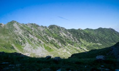 Fagaras Dağları, Güney Karpatlar 'ın bir parçası olan ve Romanya' nın en yüksek dağ zirvesi olan 2544 metre irtifaya sahip dağlık bir kitleyi temsil etmektedir.