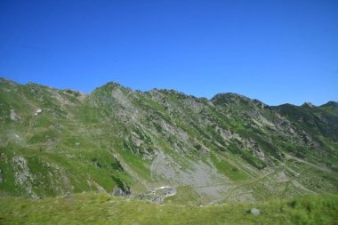 Fagaras Dağları, Güney Karpatlar 'ın bir parçası olan ve Romanya' nın en yüksek dağ zirvesi olan 2544 metre irtifaya sahip dağlık bir kitleyi temsil etmektedir.