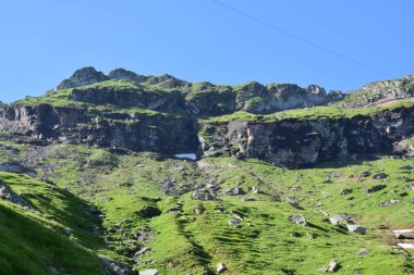 Fagaras Dağları, Güney Karpatlar 'ın bir parçası olan ve Romanya' nın en yüksek dağ zirvesi olan 2544 metre irtifaya sahip dağlık bir kitleyi temsil etmektedir.