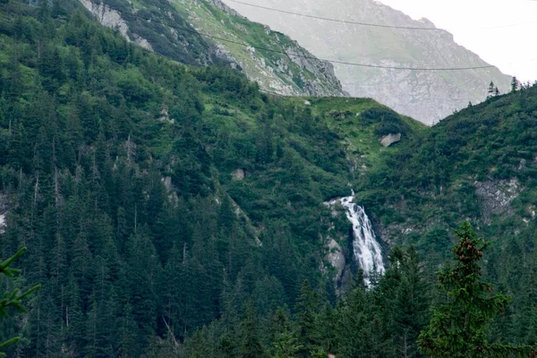 バレアスクリーマーとも呼ばれるバレアウォーターフォールは 1200メートル以上の高さのファガラス山脈に位置しています ルーマニア最大の滝で 60の滝があります — ストック写真