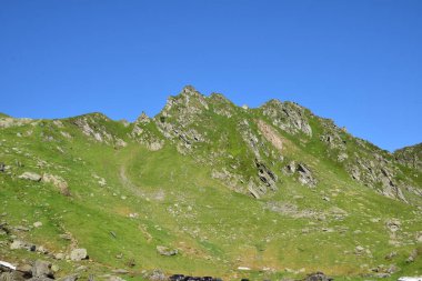 Fagaras Dağları, Güney Karpatlar 'ın bir parçası olan ve Romanya' nın en yüksek dağ zirvesi olan 2544 metre irtifaya sahip dağlık bir kitleyi temsil etmektedir.