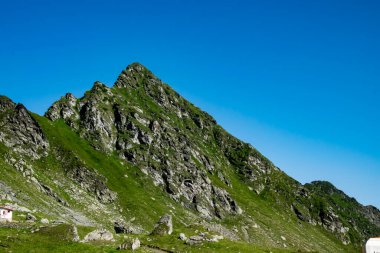 Fagaras Dağları, Güney Karpatlar 'ın bir parçası olan ve Romanya' nın en yüksek dağ zirvesi olan 2544 metre irtifaya sahip dağlık bir kitleyi temsil etmektedir.