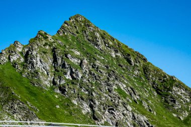 Fagaras Dağları, Güney Karpatlar 'ın bir parçası olan ve Romanya' nın en yüksek dağ zirvesi olan 2544 metre irtifaya sahip dağlık bir kitleyi temsil etmektedir.