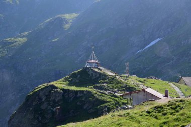 Balea Lac Cross bu haç Balea Lac 'ın kayalıklarında duruyor ve özellikle ibadet için düzenlenmiş kalıcı bir yer..