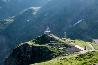 Balea Lac Cross bu haç Balea Lac 'ın kayalıklarında duruyor ve özellikle ibadet için düzenlenmiş kalıcı bir yer..