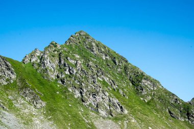 Fagaras Dağları, Güney Karpatlar 'ın bir parçası olan ve Romanya' nın en yüksek dağ zirvesi olan 2544 metre irtifaya sahip dağlık bir kitleyi temsil etmektedir.