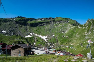 Fagaras Dağları, Güney Karpatlar 'ın bir parçası olan ve Romanya' nın en yüksek dağ zirvesi olan 2544 metre irtifaya sahip dağlık bir kitleyi temsil etmektedir.