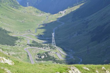 Transfgran, Romanya 'nın Muntenia' yı Transilvanya 'ya bağlayan ve Romanya' nın en yüksek sınırı olan 5 tünel, 27 viyadük ve Balea Gölü yakınlarındaki tünele ulaşan 830 köprüyü geçen 151 km 'lik ulusal bir karayolu. 