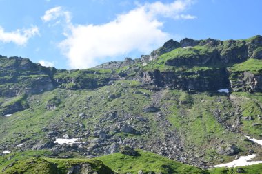 Fagaras Dağları, Güney Karpatlar 'ın bir parçası olan ve Romanya' nın en yüksek dağ zirvesi olan 2544 metre irtifaya sahip dağlık bir kitleyi temsil etmektedir.