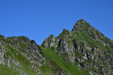 Fagaras Dağları, Güney Karpatlar 'ın bir parçası olan ve Romanya' nın en yüksek dağ zirvesi olan 2544 metre irtifaya sahip dağlık bir kitleyi temsil etmektedir.