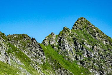 Fagaras Dağları, Güney Karpatlar 'ın bir parçası olan ve Romanya' nın en yüksek dağ zirvesi olan 2544 metre irtifaya sahip dağlık bir kitleyi temsil etmektedir.