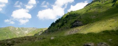 Fagaras Dağları, Güney Karpatlar 'ın bir parçası olan ve Romanya' nın en yüksek dağ zirvesi olan 2544 metre irtifaya sahip dağlık bir kitleyi temsil etmektedir.