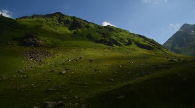 Fagaras Dağları, Güney Karpatlar 'ın bir parçası olan ve Romanya' nın en yüksek dağ zirvesi olan 2544 metre irtifaya sahip dağlık bir kitleyi temsil etmektedir.