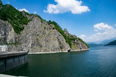 Pleasa ve Vidraru yamaçları arasında inşa edilen Fgra Dağları 'ndaki Vidraru Gölü, elektrik üretimi için, sulama ayrıca turizm ve ekstrem sporlar için de bir yerdir.
