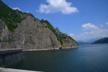 Pleasa ve Vidraru yamaçları arasında inşa edilen Fgra Dağları 'ndaki Vidraru Gölü, elektrik üretimi için, sulama ayrıca turizm ve ekstrem sporlar için de bir yerdir.