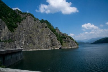 Pleasa ve Vidraru yamaçları arasında inşa edilen Fgra Dağları 'ndaki Vidraru Gölü, elektrik üretimi için, sulama ayrıca turizm ve ekstrem sporlar için de bir yerdir.