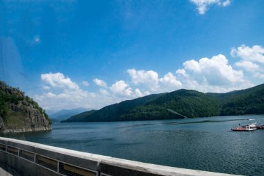 Pleasa ve Vidraru yamaçları arasında inşa edilen Fgra Dağları 'ndaki Vidraru Gölü, elektrik üretimi için, sulama ayrıca turizm ve ekstrem sporlar için de bir yerdir.