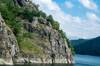 Pleasa ve Vidraru yamaçları arasında inşa edilen Fgra Dağları 'ndaki Vidraru Gölü, elektrik üretimi için, sulama ayrıca turizm ve ekstrem sporlar için de bir yerdir.