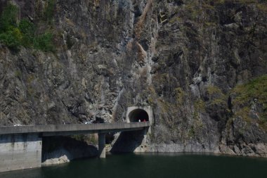 Pleasa ve Vidraru yamaçları arasında inşa edilen Fgra Dağları 'ndaki Vidraru Gölü, elektrik üretimi için, sulama ayrıca turizm ve ekstrem sporlar için de bir yerdir.