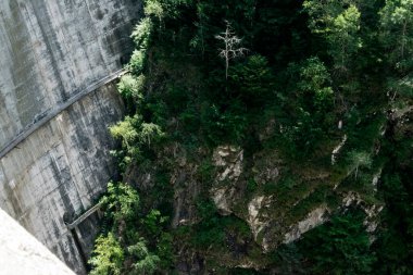 Pleaa ve Vidraru yamaçları arasında inşa edilen Fagaras Dağları 'ndaki Vidraru Barajı, elektrik ve sulama üretimi için artık turizm ve ekstrem sporlar için bir yer..