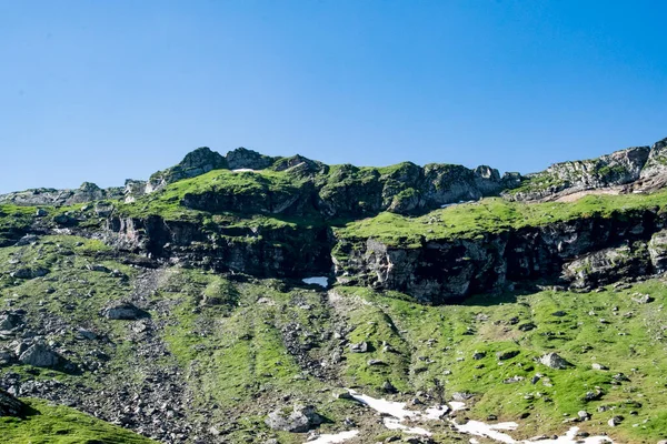 Fagaras Dağları, Güney Karpatlar 'ın bir parçası olan ve Romanya' nın en yüksek dağ zirvesi olan 2544 metre irtifaya sahip dağlık bir kitleyi temsil etmektedir.