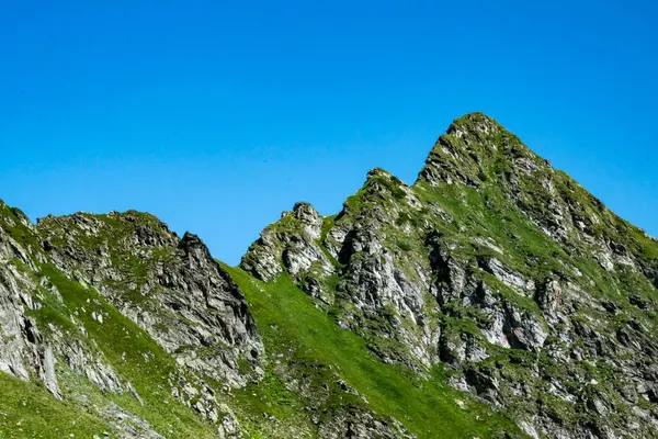 Fagaras Dağları, Güney Karpatlar 'ın bir parçası olan ve Romanya' nın en yüksek dağ zirvesi olan 2544 metre irtifaya sahip dağlık bir kitleyi temsil etmektedir.