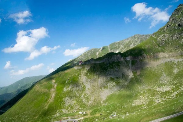 ファガラス山脈は 南カルパティア山脈の一部である山岳地帯を表し ルーマニアで最も高い山の峰であるモルドヴァヌ山頂で 標高は2 544メートルです — ストック写真