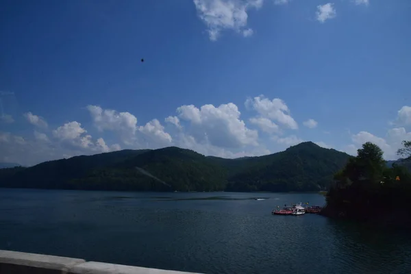 Vidraru Jezero Pohoří Fgra Postavené Mezi Sjezdovkami Pleasa Vidraru Pro — Stock fotografie