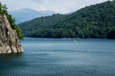 Pleasa ve Vidraru yamaçları arasında inşa edilen Fagaras Dağları 'ndaki Vidraru Gölü, elektrik üretimi için ayrıca turizm ve ekstrem sporlar için de bir yerdir.