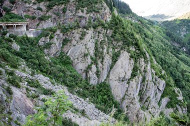 Transfagarasan, Romanya 'da Muntenia' yı Transilvanya 'ya bağlayan, Romanya' nın en yüksek sınırı olan ve Blea Gölü yakınlarındaki tünele ulaşan 5 tünel, 27 viyadük ve 830 köprüyü geçen 151 km 'lik ulusal bir karayolu. 