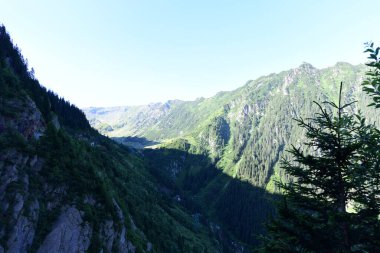 Fagaras Dağları, Güney Karpatlar 'ın bir parçası olan ve Romanya' nın en yüksek dağ zirvesi olan 2544 metre irtifaya sahip dağlık bir kitleyi temsil etmektedir.