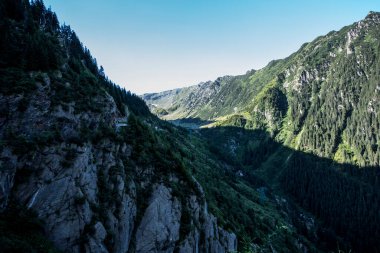 Fagaras Dağları, Güney Karpatlar 'ın bir parçası olan ve Romanya' nın en yüksek dağ zirvesi olan 2544 metre irtifaya sahip dağlık bir kitleyi temsil etmektedir.