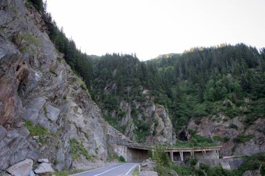 Transfagarasan, Romanya 'da Muntenia' yı Transilvanya 'ya bağlayan, Romanya' nın en yüksek sınırı olan ve Blea Gölü yakınlarındaki tünele ulaşan 5 tünel, 27 viyadük ve 830 köprüyü geçen 151 km 'lik ulusal bir karayolu. 