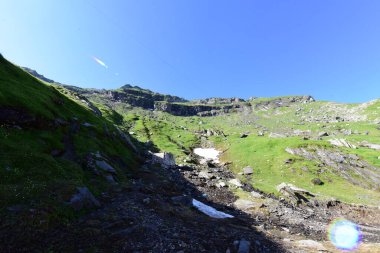 Fagaras Dağları, Güney Karpatlar 'ın bir parçası olan ve Romanya' nın en yüksek dağ zirvesi olan 2544 metre irtifaya sahip dağlık bir kitleyi temsil etmektedir.
