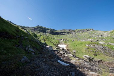 Fagaras Dağları, Güney Karpatlar 'ın bir parçası olan ve Romanya' nın en yüksek dağ zirvesi olan 2544 metre irtifaya sahip dağlık bir kitleyi temsil etmektedir.